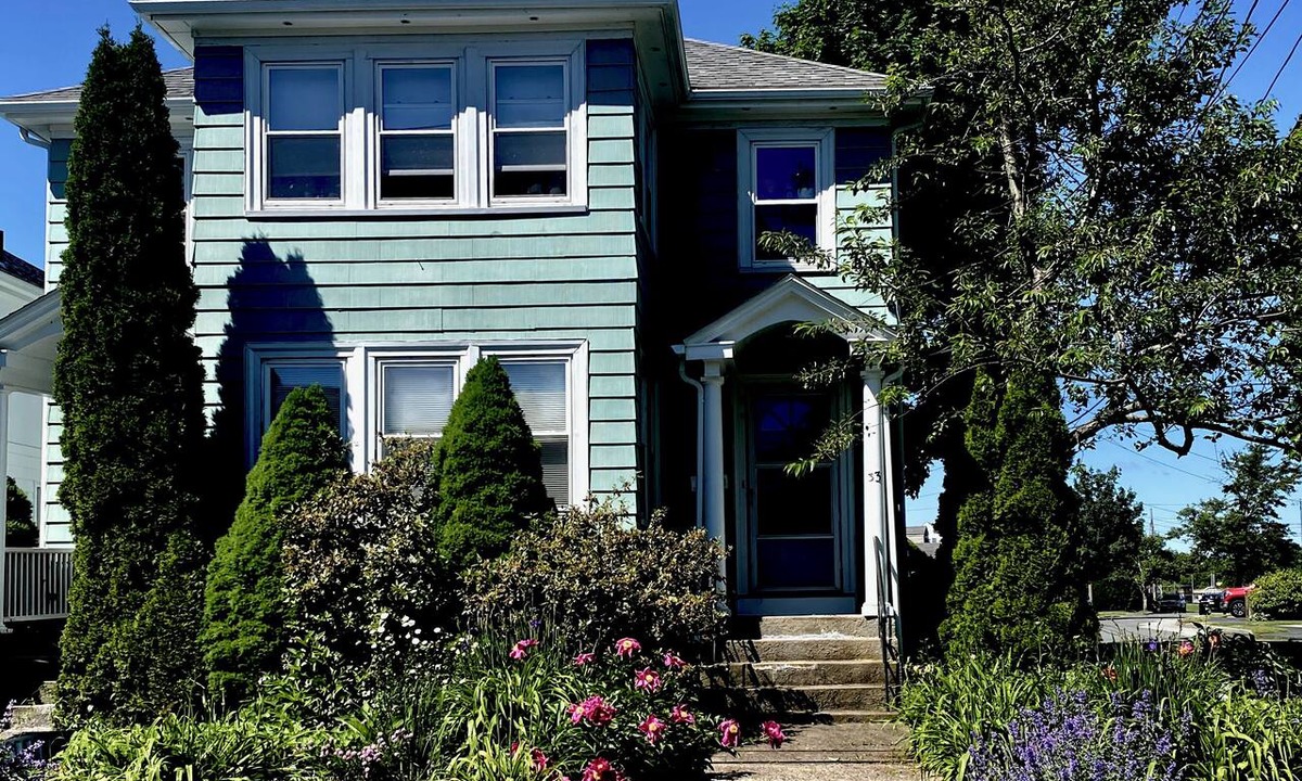 Swampscott Apartment | Homey 3-bedroom apt. in quiet neighborhood Swampscott 7 minute walk Beach.