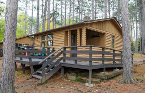 Babbitt House | Honeymoon Cabin - One Bed Retreat - Parking - Netflix CB07