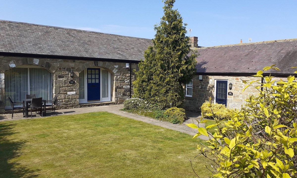 Cramlington Cottage | Honeysuckle Cottage - one‑bedroom, dog‑friendly cottage with countryside feel