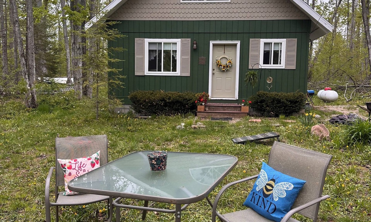 Johannesburg Cottage | Horn HideAway: Wooded Cabin Retreat, Fire Pit, Lake Fun, Cozy, Sleeps 8, Pets!