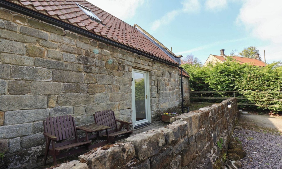 Great Broughton Cottage | HORSESHOE COTTAGE, pet friendly, with a garden in Great Ayton