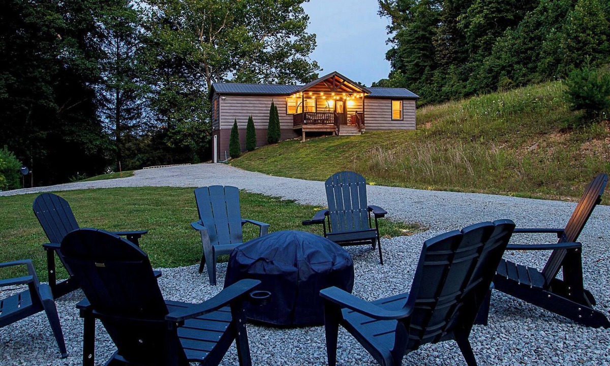 Logan Cabin | Hot Tub + Arcade + Fire Pit, Shuffleboard, Dogs OK