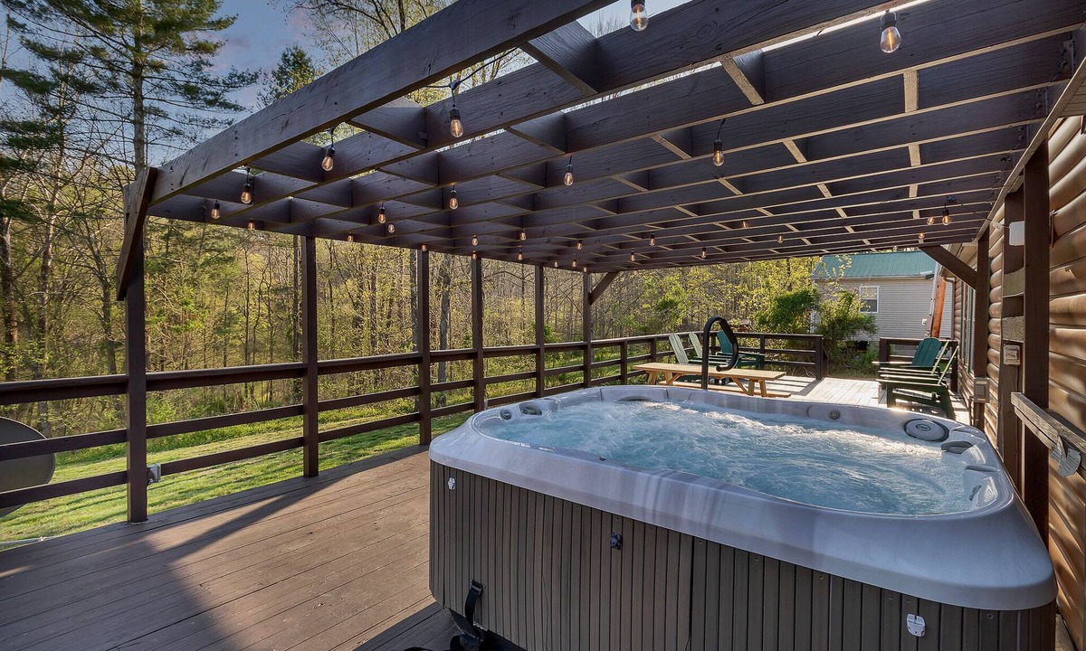Leitchfield Cottage | Hot Tub, Large game area, Summer dates now available!