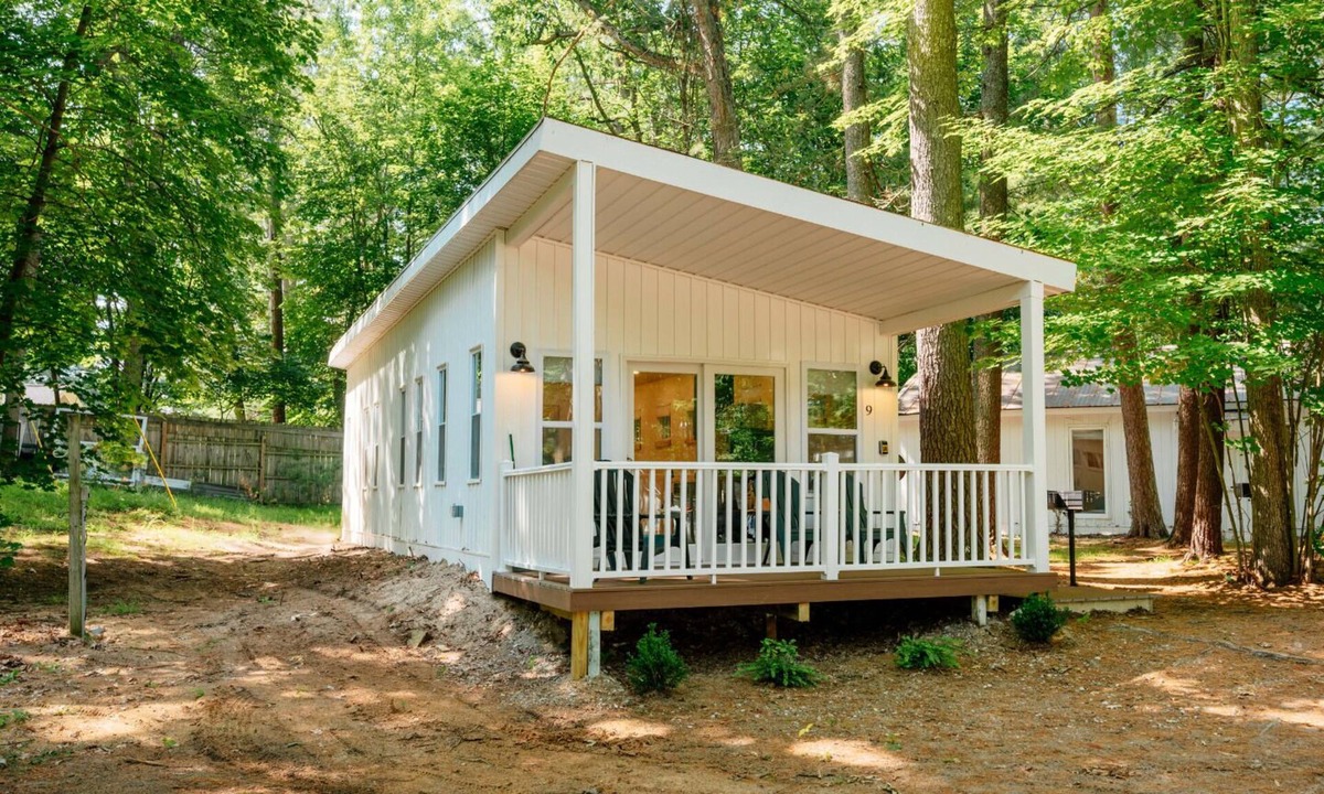 Mayfield House | Hot Tub| Sauna| Arbutus Lake| Pines| 15 min to TC!
