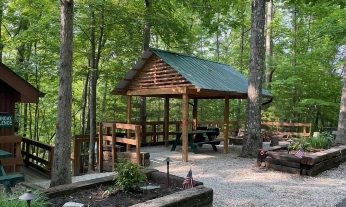 Zoe Cabin | Hot Tub, WiFi & Pets - Sunday Silence in Red River Gorge, KY!