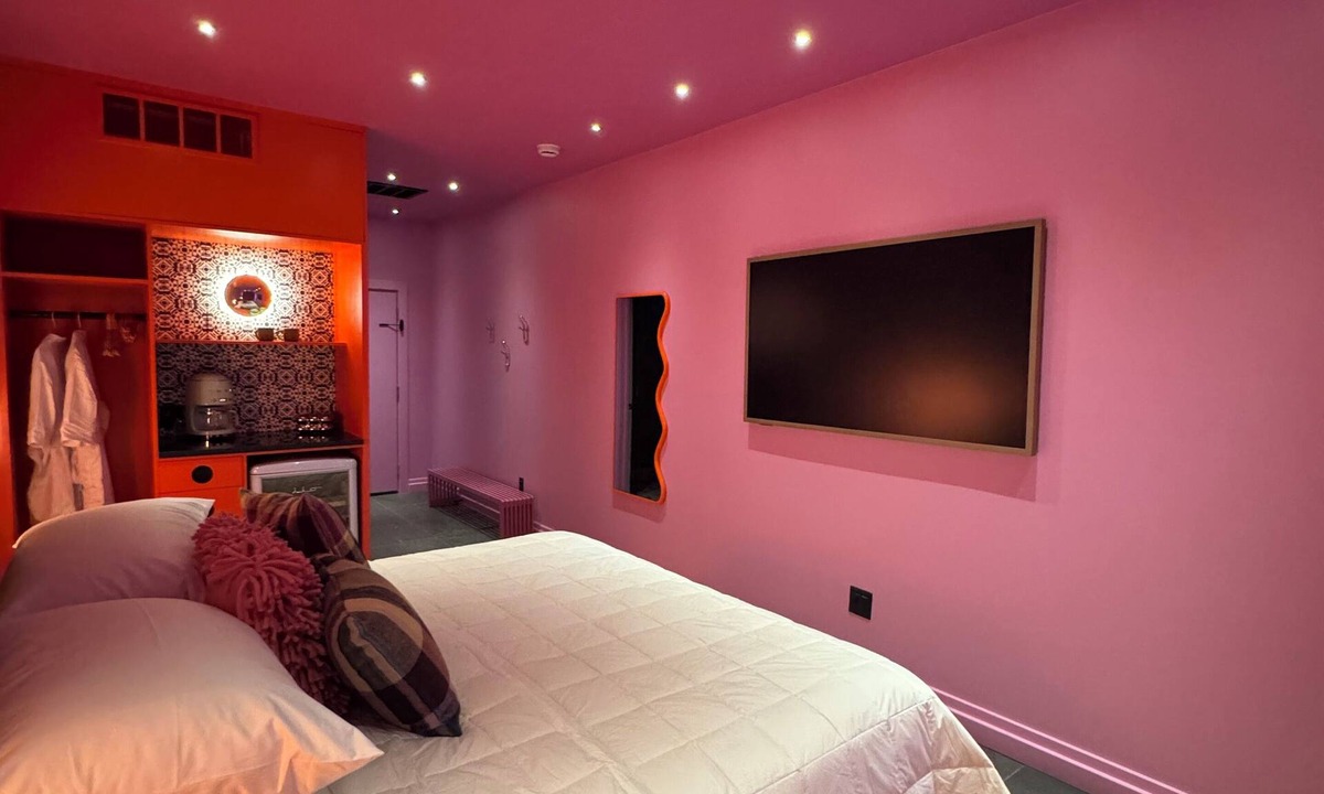 Cherokee Triangle Hotel | Hotel Hilo - Room 102