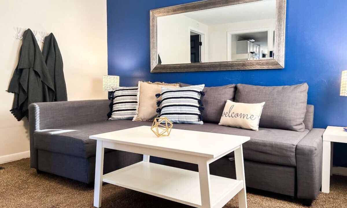 Near Eastside House | House: 4 Beds + Sofa Bed, Sleeps 7, Big Driveway