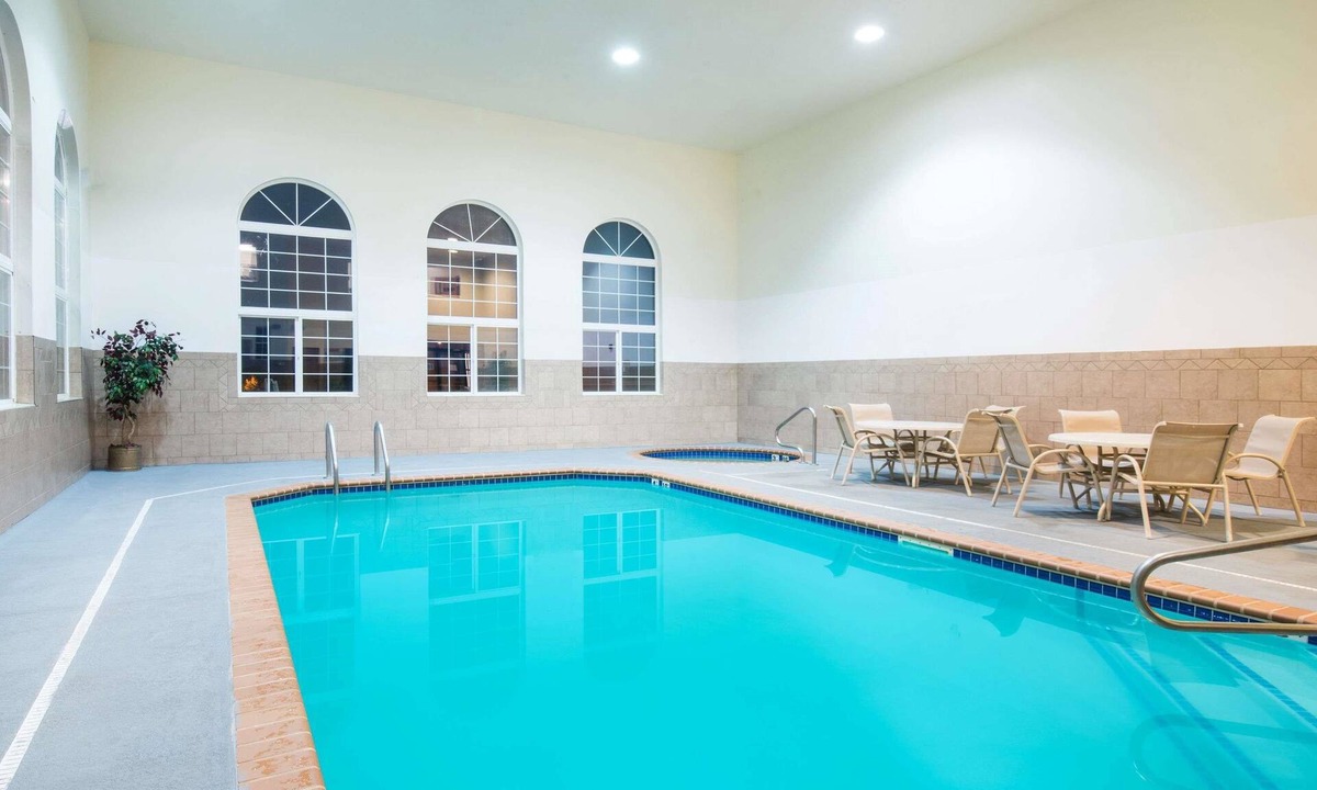 Oacoma Hotel | Howard Johnson Hotel & Suites by Wyndham Oacoma