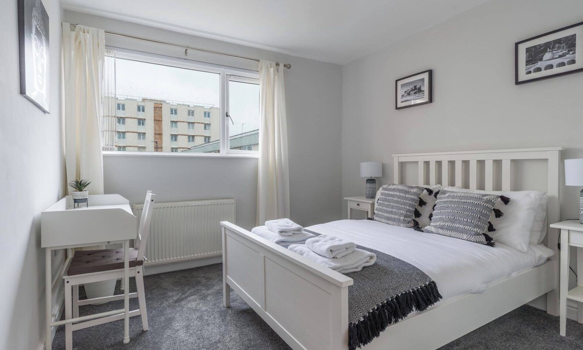 Newcastle-upon-Tyne House | Howick House-Sleeps 5-Pet friendly-Parking-Garden