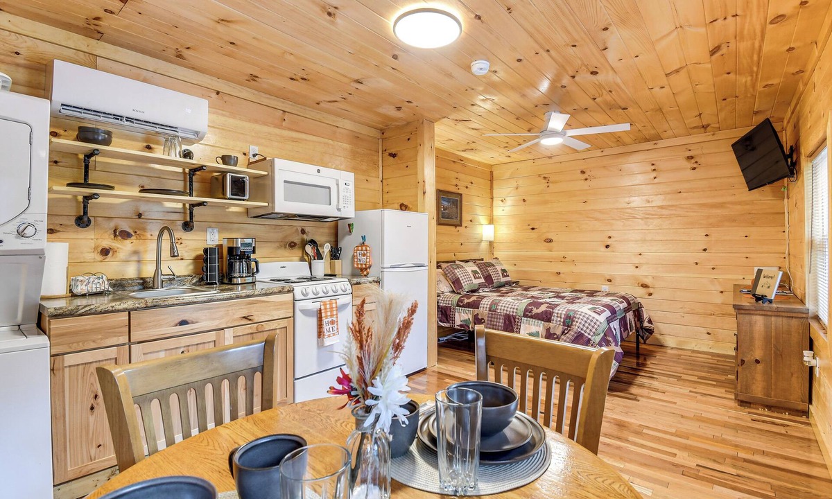 Beattyville Apartment | ‘Hudson’s Hideaway Cabin’ on Creek in Beattyville!