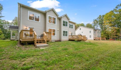 Maple Hill House | Huge 10BR Family Stay, Sleeps 20 in Bloomfield, CT