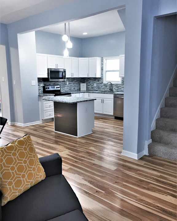 Near Eastside House | Huge 5 BD w/11 Beds Only 2 Miles from Downtown Indy!!!