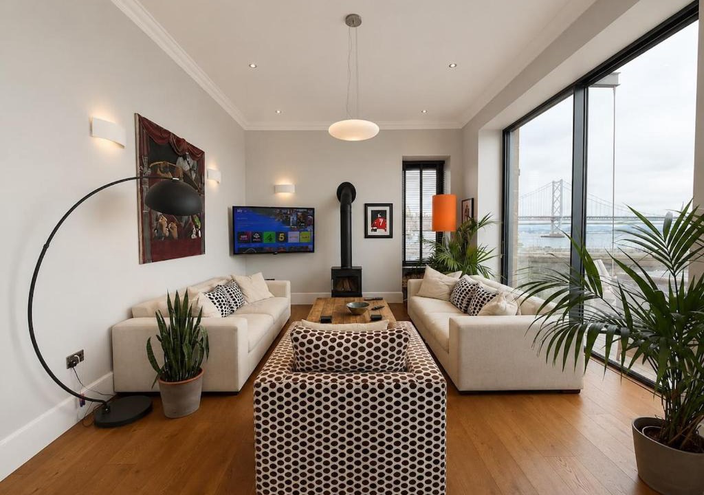 South Queensferry Apartment | Iconic beachfront appt - 3 bed on High the Street