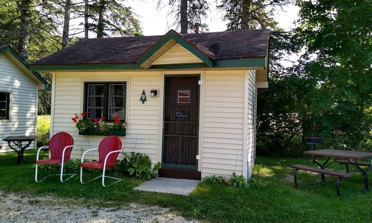 Cadillac Cabin | Idyllic Retreat for Two in this Charming Cabin Getaway in Cadillac, Michigan