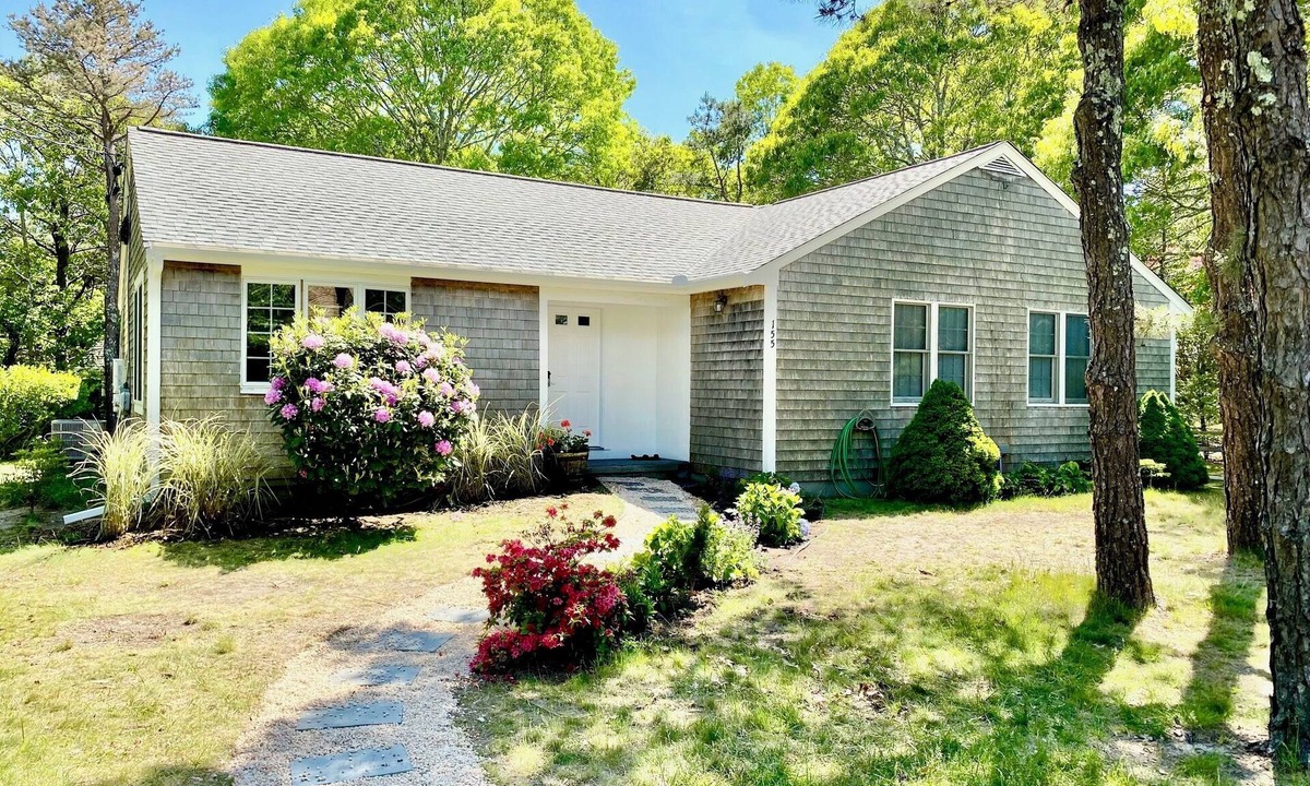 North Eastham House | Immaculate Cape Cod Home. Bay beaches 0.9mi, National Seashore 1.9mi.