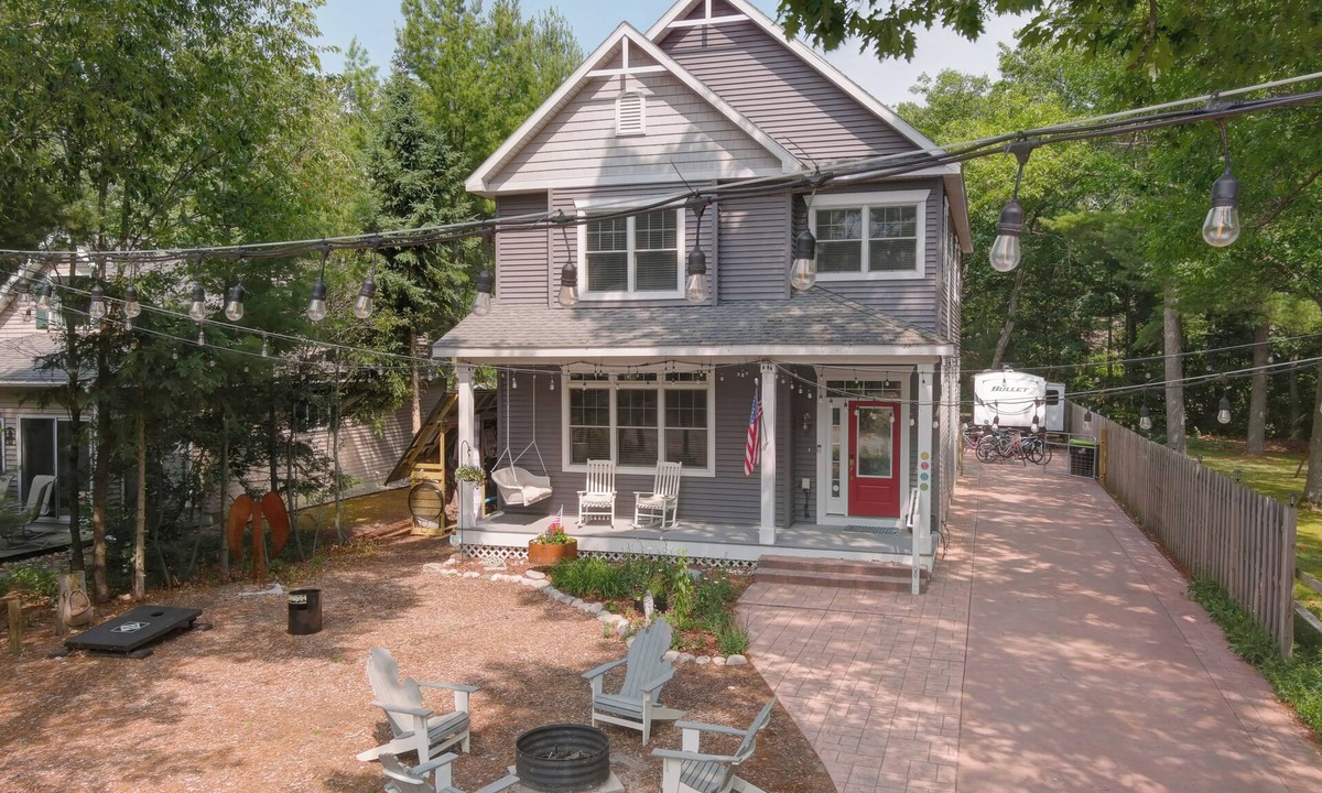 Glen Arbor House | Immaculate Home Steps to Lake MI and Glen Arbor