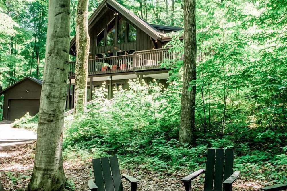 Bellaire House | Incredible Cottage with Private Beach and Indoor and Outdoor Swimming Pool in Bellaire, Michigan