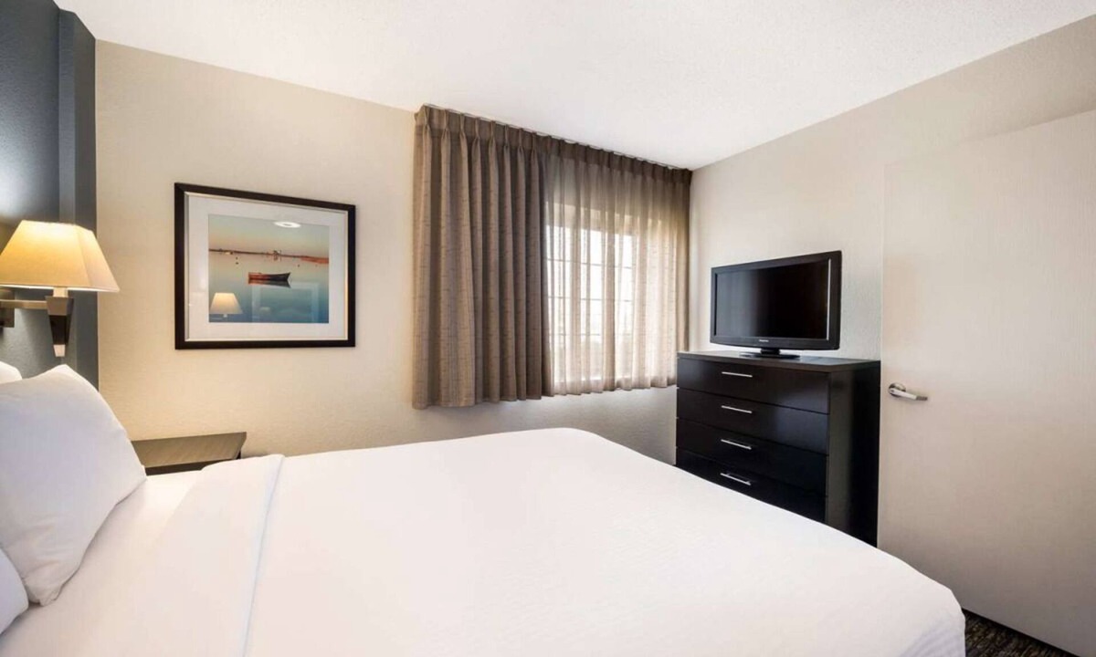Earth City Hotel | Indulge in Home-Like Comfort! Fully-equipped Kitchen, Pet-friendly Property!
