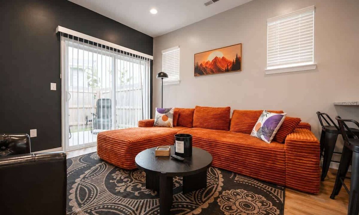 Whitestown House | IRIE Living-Serene Kg 2Bd Gym Pool, NEW!