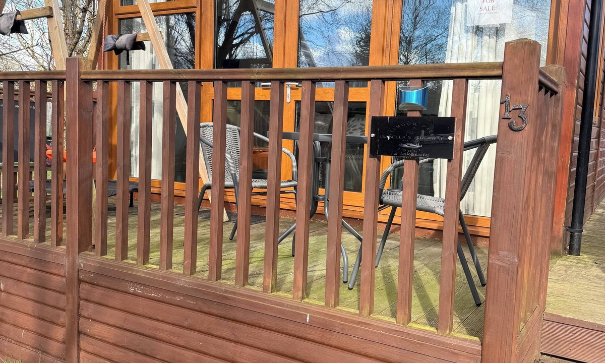 Morpeth Cabin | Isabella’s Hideaway – peaceful lakeside lodge with private hot tub