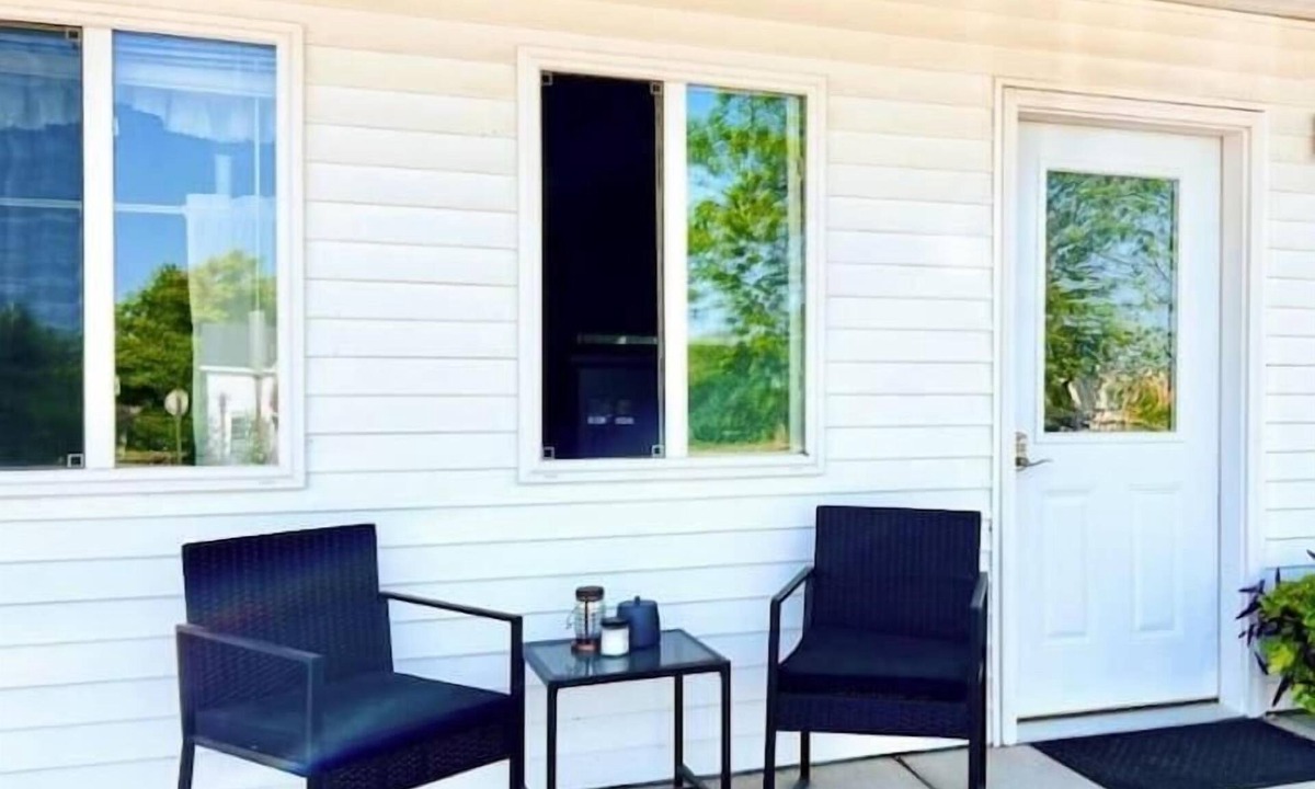 St Ignace Hotel | Island Breeze