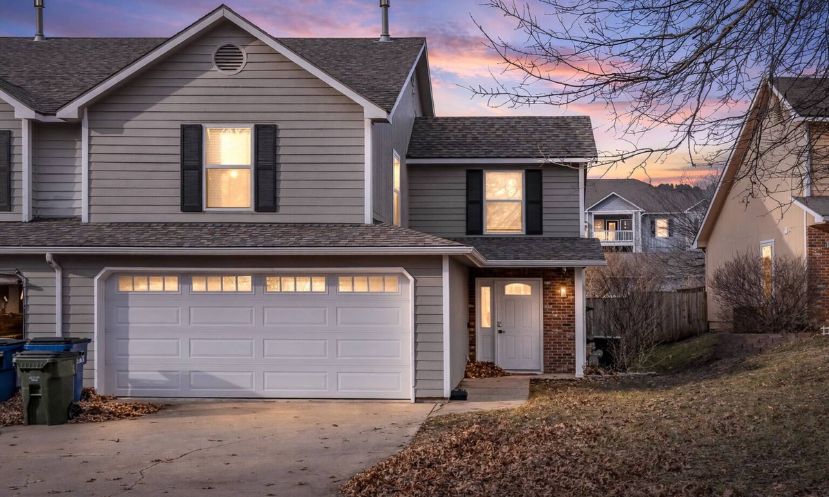 Lawrence House | Jayhawk Retreat 3BR w/Garage Sleeps 8 Near KU