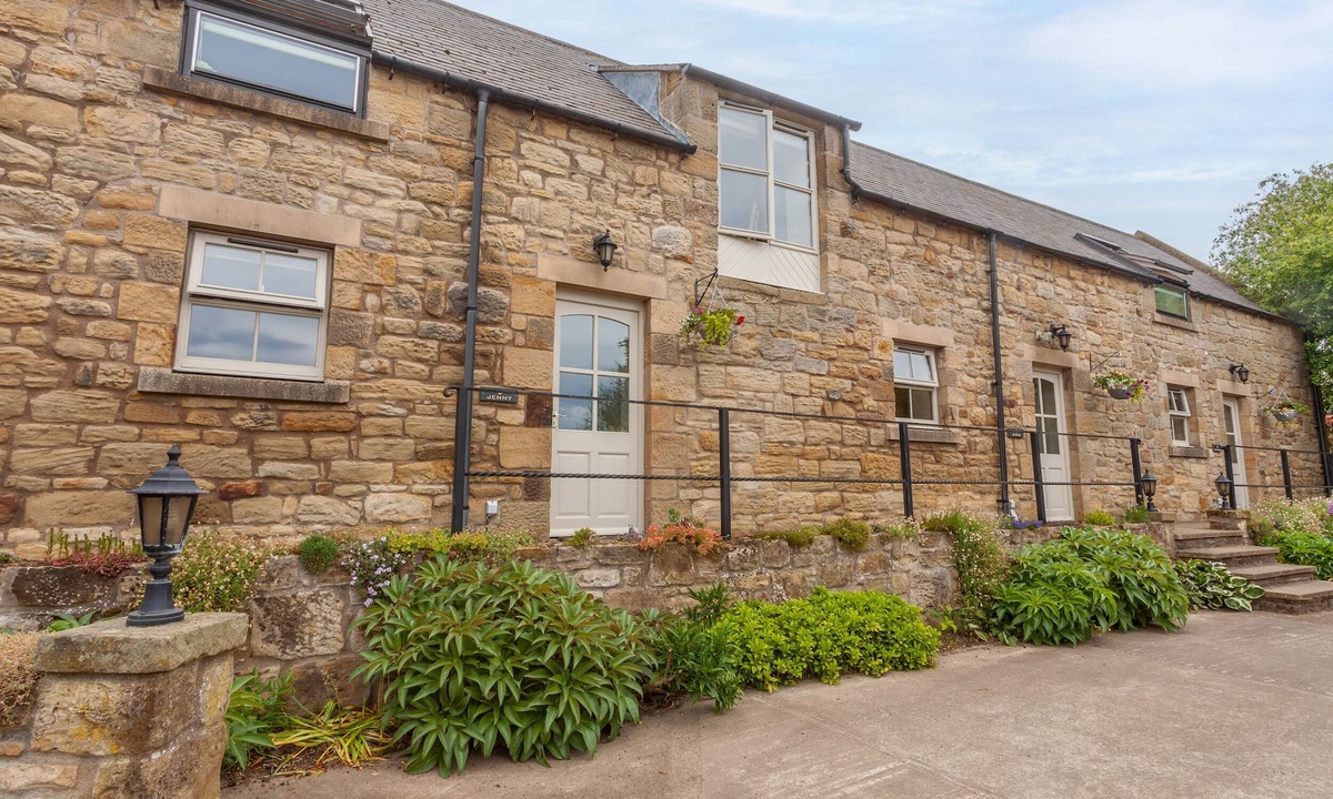 South Charlton Cottage | JENNY'S COTTAGE, character holiday cottage in Alnmouth