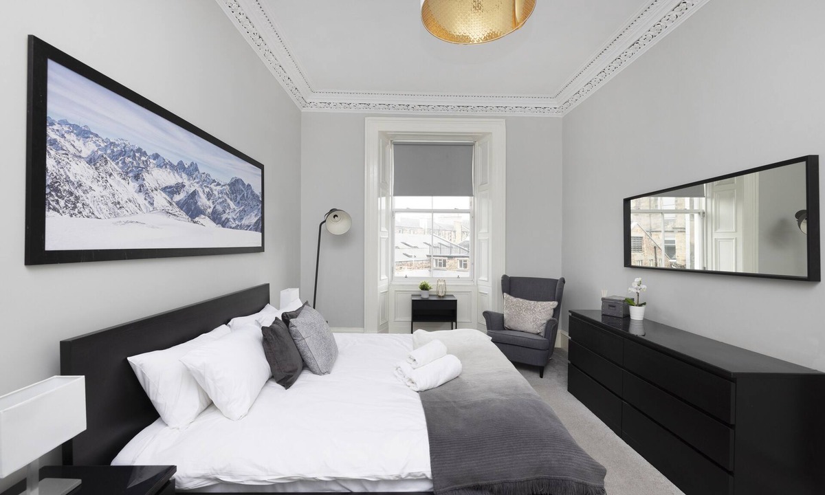 Old Town Apartment | JOIVY 4-Bed Stylish Flat In Edinburgh City Centre