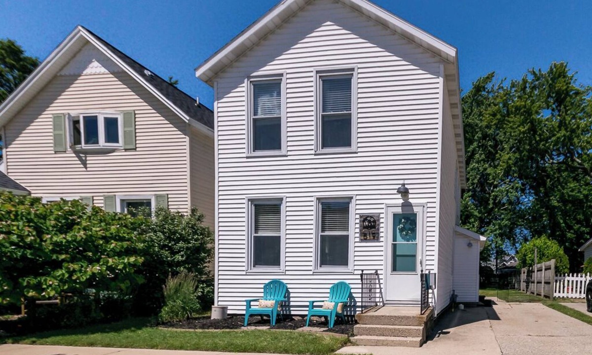 Grand Haven House | Joyful Jeremy's Cottage on Madison - Near Downtown