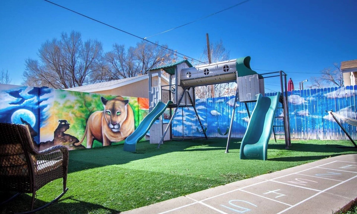 Barelas House | JungleGym! Arcade! Games! Fire Pit! 1Block to Zoo!
