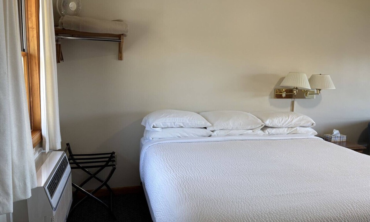 Greenville Junction Bed & Breakfast | Juniper Motel*King*RM15*Dock*ATV Access*Waterfront*Kayak/Boat Rentals