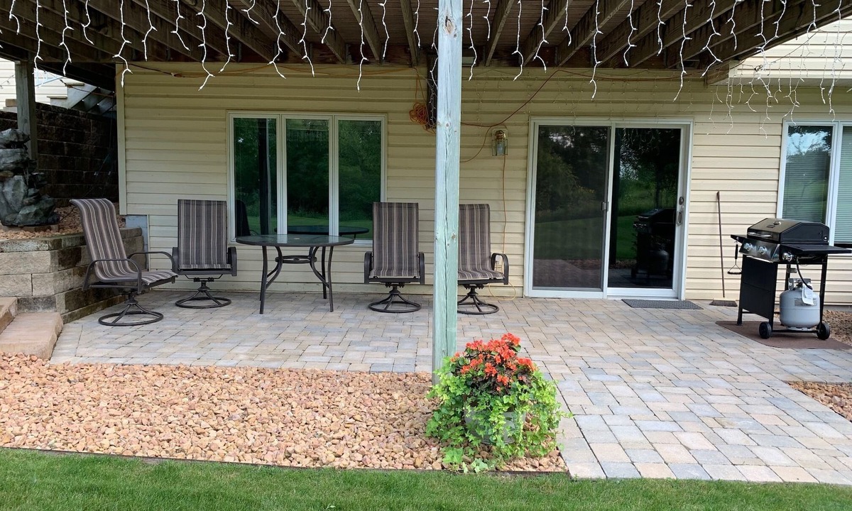 Winsted House | Just a mile from the Winstock Country Music Festival and blocks from downtown.