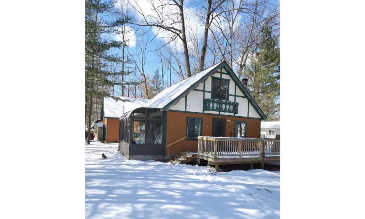 Prudenville House | Just remodeled 3 bedroom Chalet by the water
