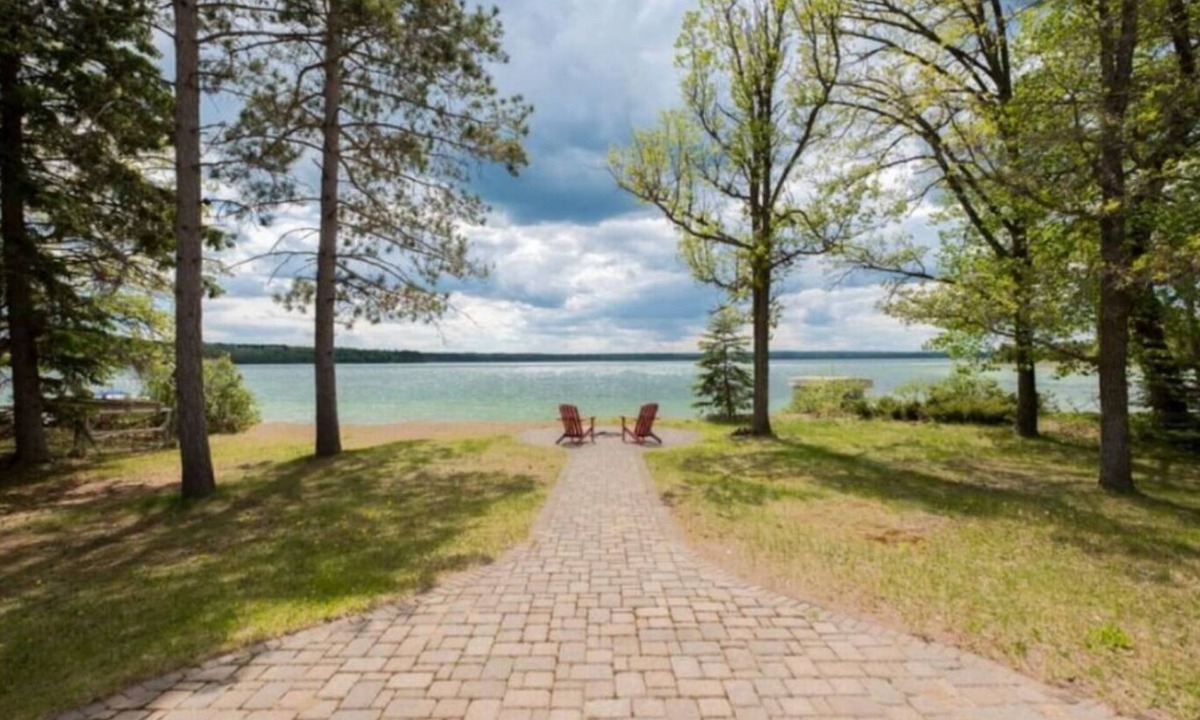 Walker House | Kabekona Lake Paradise: Sandy Beach, Spectacular Sunsets!