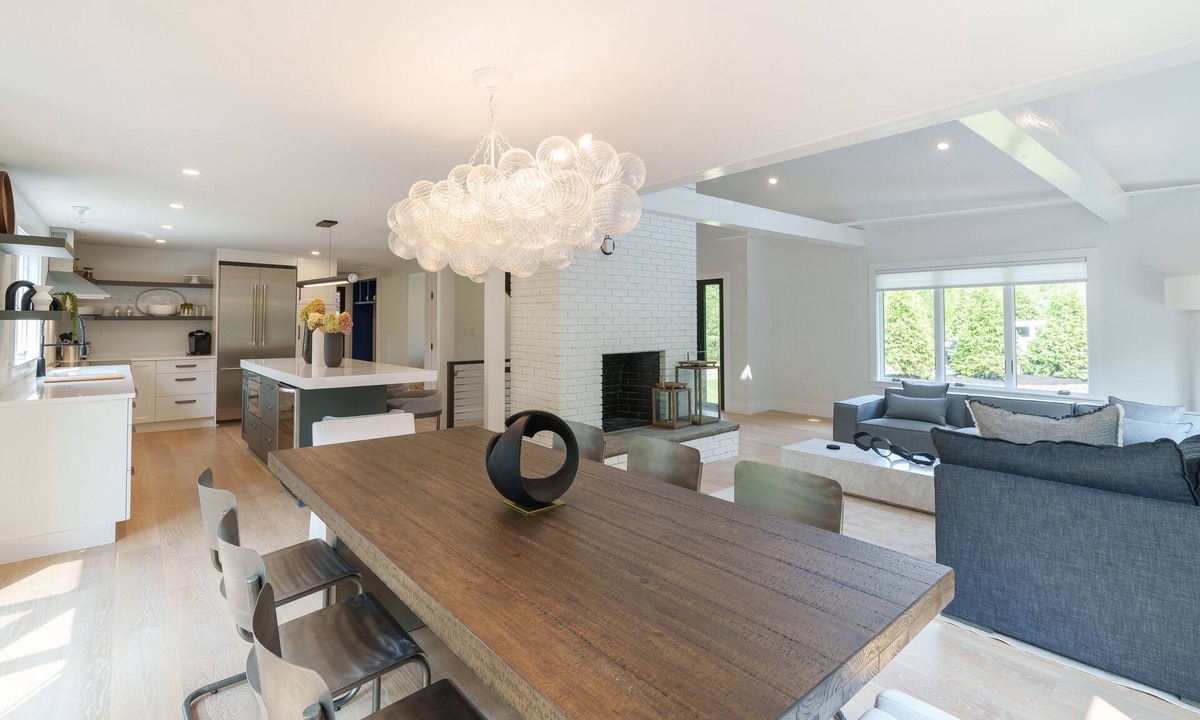 Katama House | KATAMA: COMPLETELY RENOVATED WITH HEATED POOL + HOT TUB