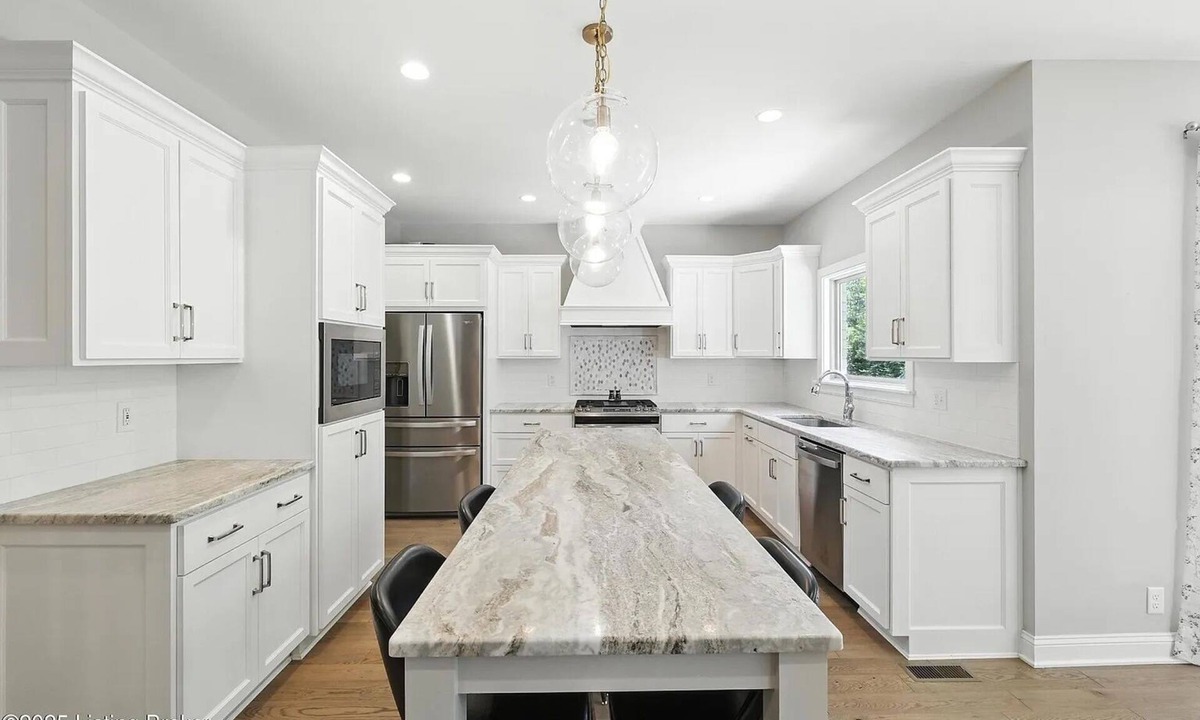 Crestwood House | Kentucky Derby Luxury Rental - 5BR Home Sleeps 10 - 25 Min to Churchill Downs