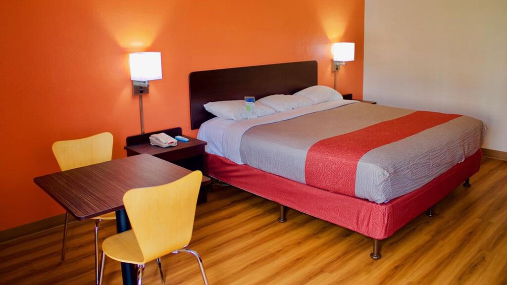 Macedonia Hotel | Key Inn Macedonia - 1 King Bed Non-Smoking