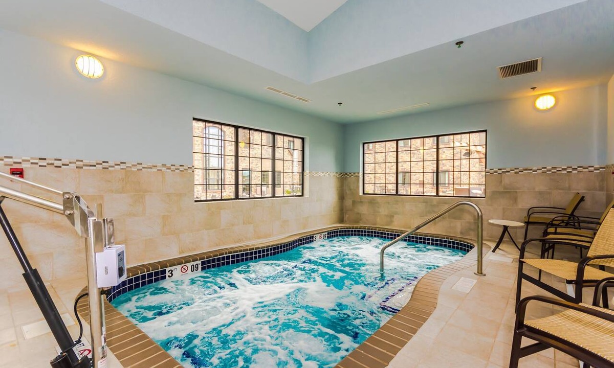 Grand Forks Condo | King Bed! Free Breakfast. Indoor Pool & Hot Tub. 15 Min Walk to University of North Dakota.
