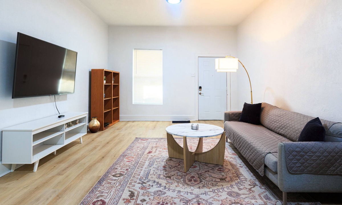 Windsor Park House | King Bed, Quiet & Safe, Huge Backyard, Close to Downtown