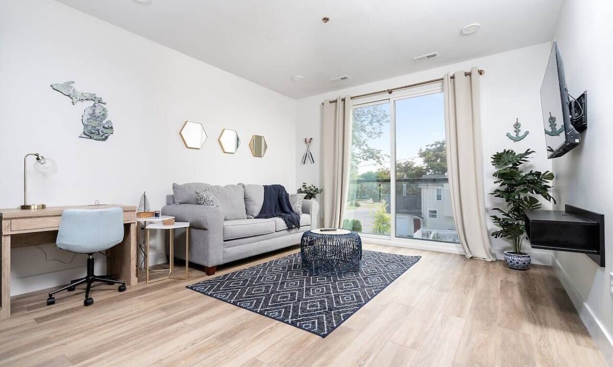 Traverse City Condo | King Bed + Sofa I Walk DT + Front St