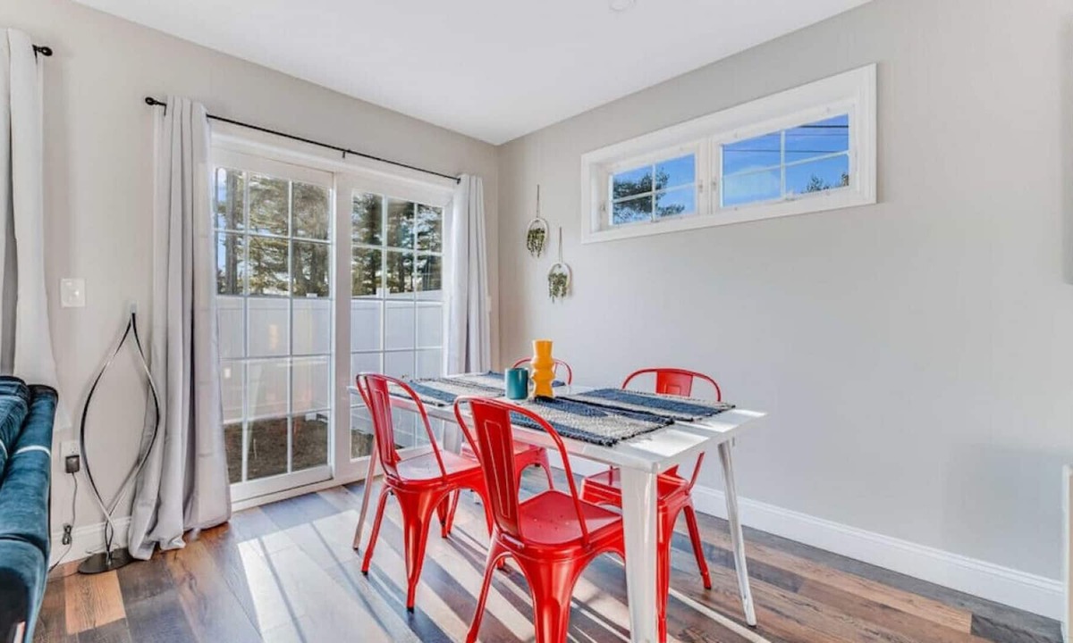 Southern Coast Apartment | King Bed | Work PC | w Parking