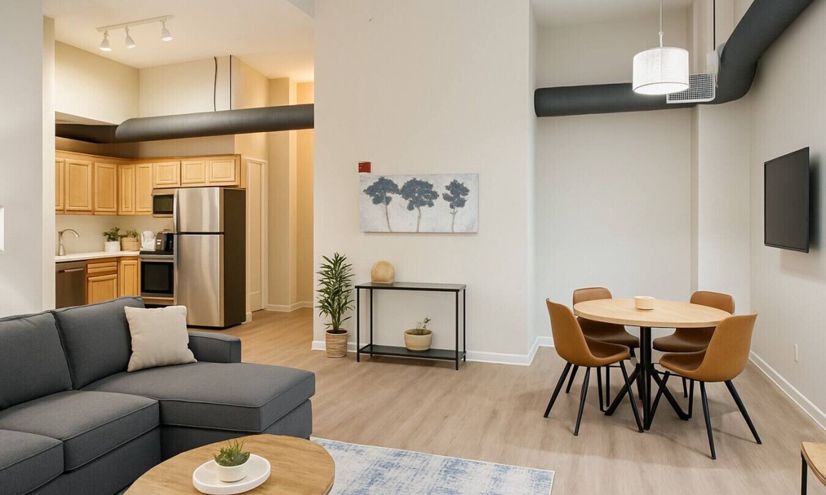 Downtown Cleveland Apartment | King Suite Playhouse SQ: DT, RockHall, CSU, Clinic