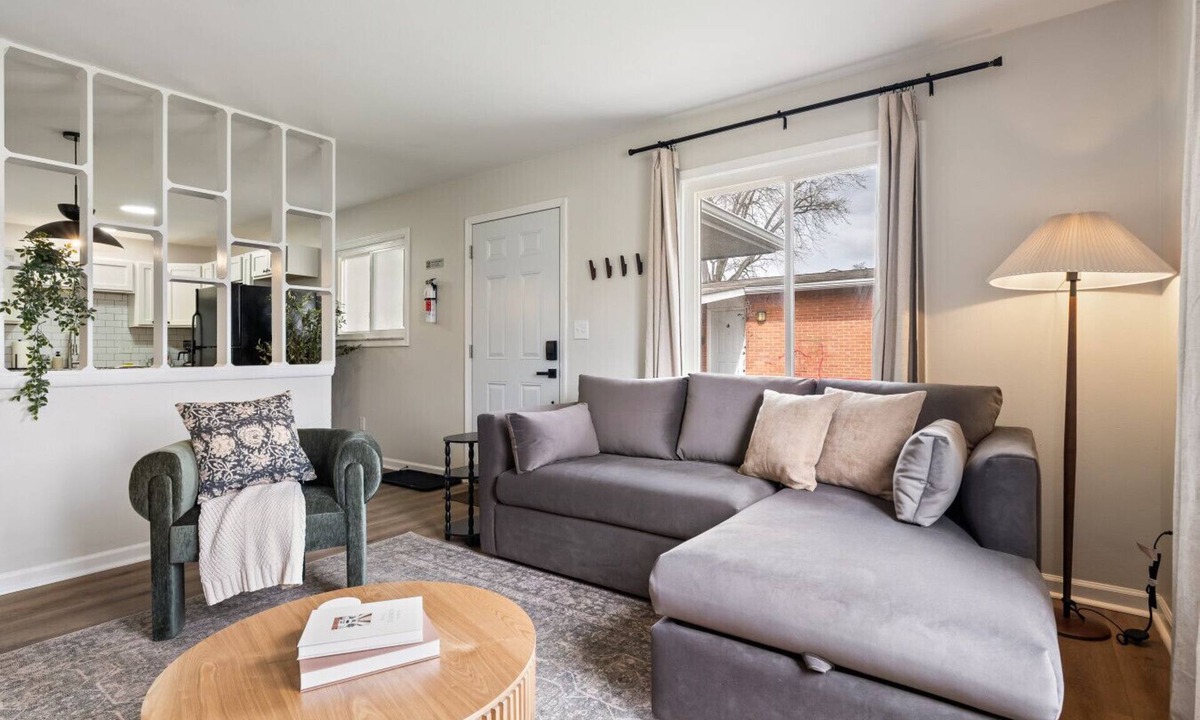 Grove City House | La Rosa Retreat- 2BR, 1 BA, Free Parking