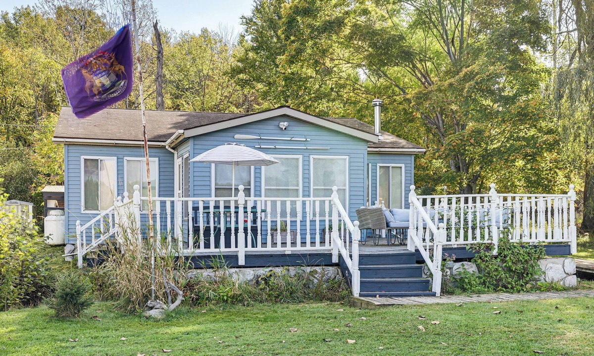 Reed City House | Lake Access Steps Away: Dock, Deck & Grill!