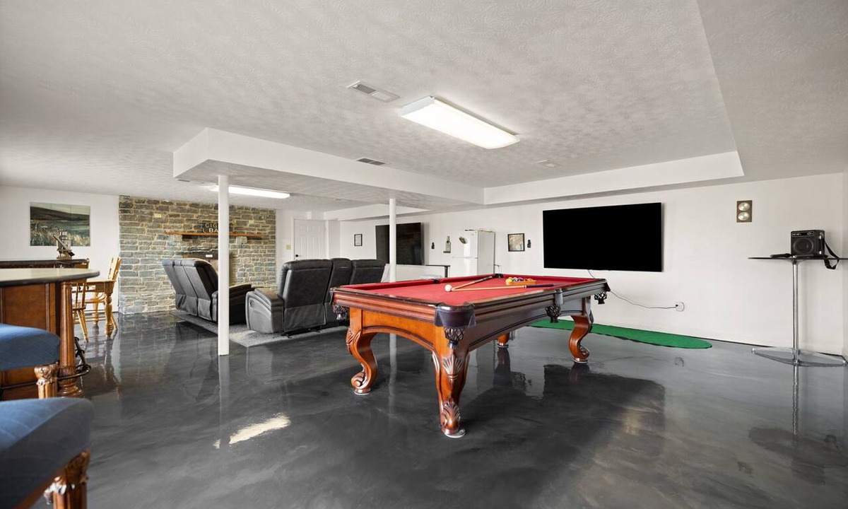 Somerset House | Lake Cumberland Sleeps 16 Mancave Lake Views