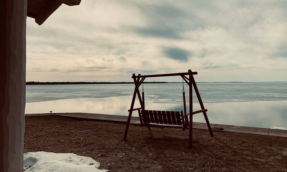 Prudenville Cabin | “Lake Days” lakefront Log Cabin