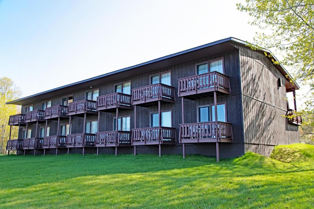 Copper Harbor Hotel | Lake Fanny Hooe Resort-2 Bed With Balcony #12 Hotel Room