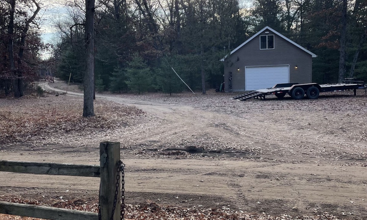 Hale Cabin | Lake Front cabin on ORV trail head! 5 mins from AuSable River pets welcome!