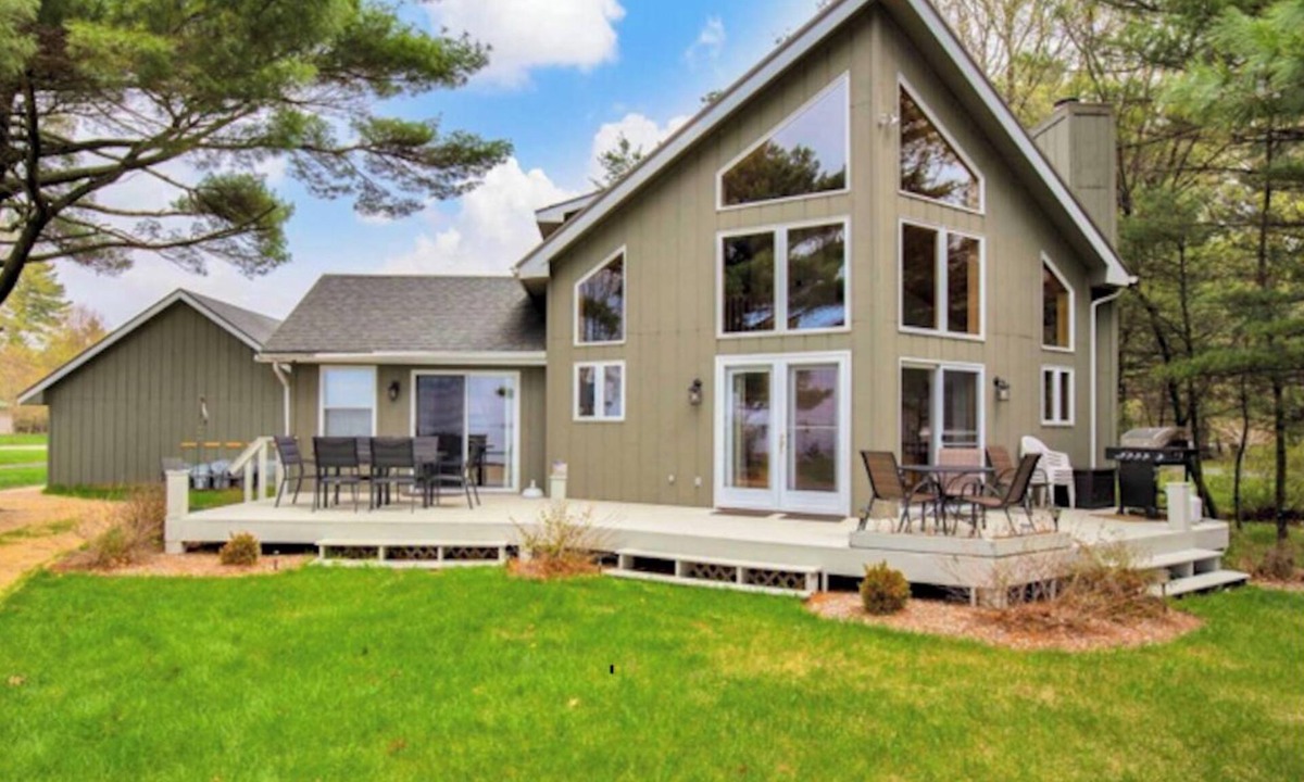 Arkdale Cottage | Lake front cottage less than 20 min from golf simulator/pool/bar/grill