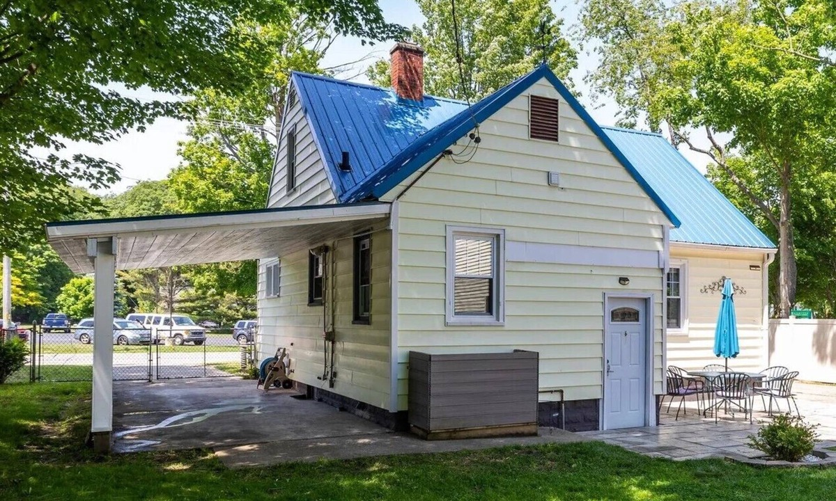 Norton Shores House | Lake Harbor Haven.a charming 2BR house with AC, WiFi across from Maranatha.
